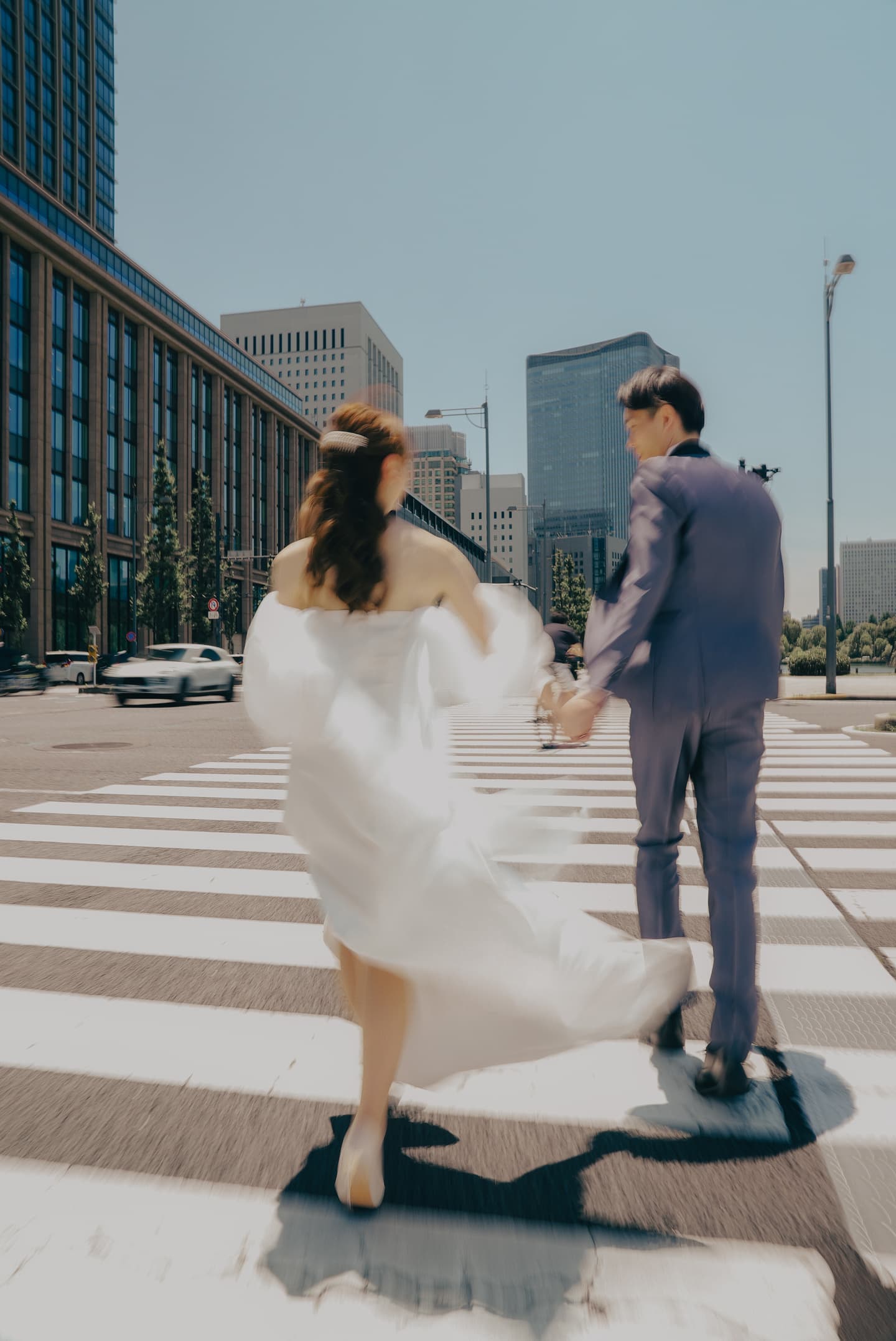 街中を走る新郎新婦