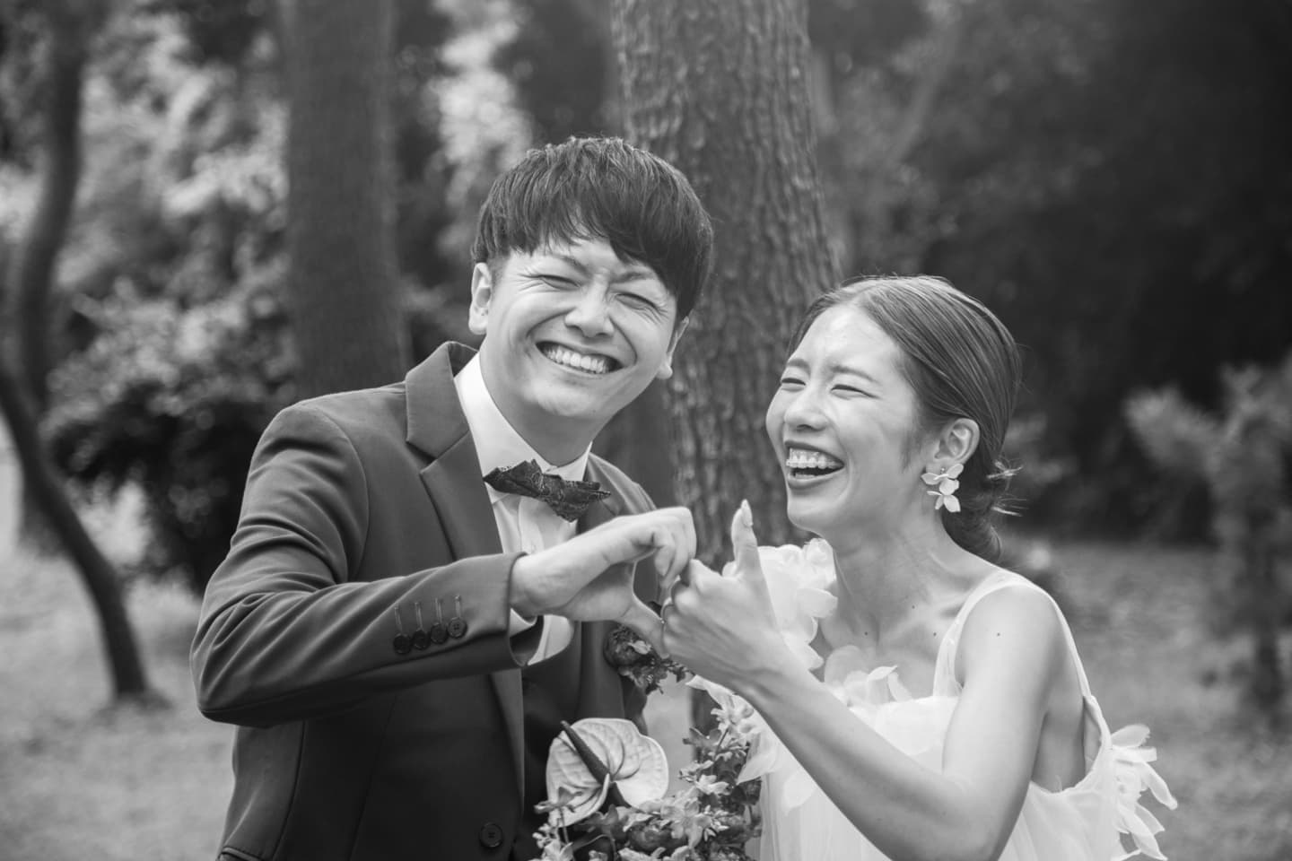 楽しそうな新郎新婦