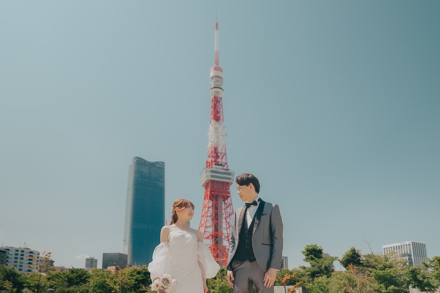 東京タワーと新郎新婦